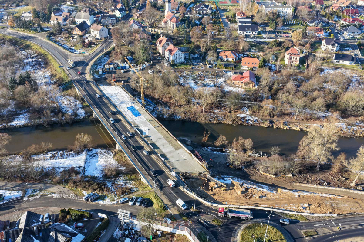 nowy most nad Bobrem po betonowaniu konstrukcji nośnej