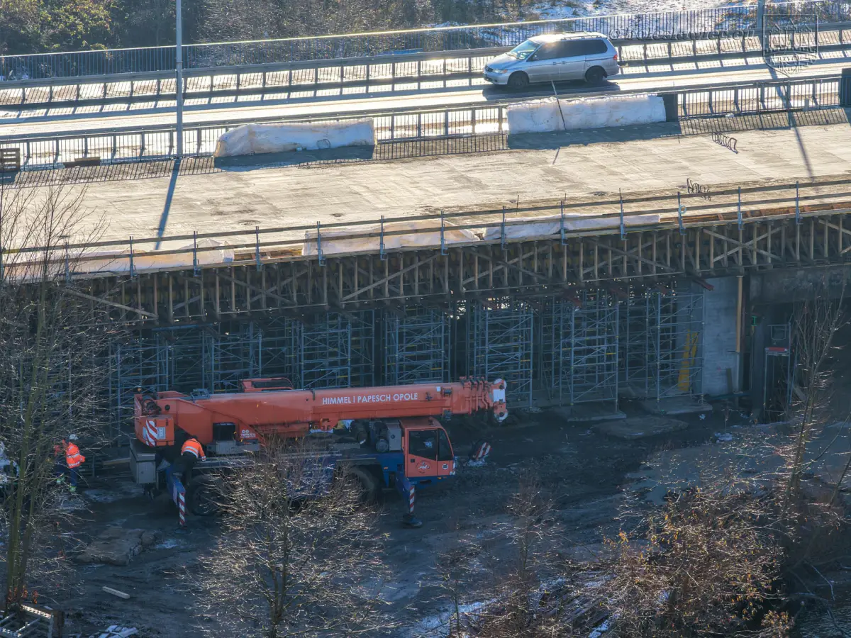 nowy most nad Bobrem po betonowaniu konstrukcji nośnej