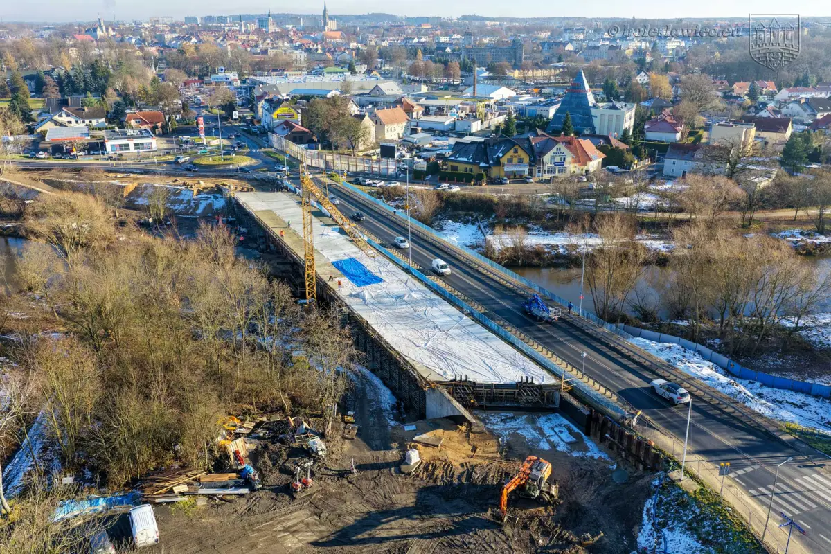 nowy most nad Bobrem po betonowaniu konstrukcji nośnej