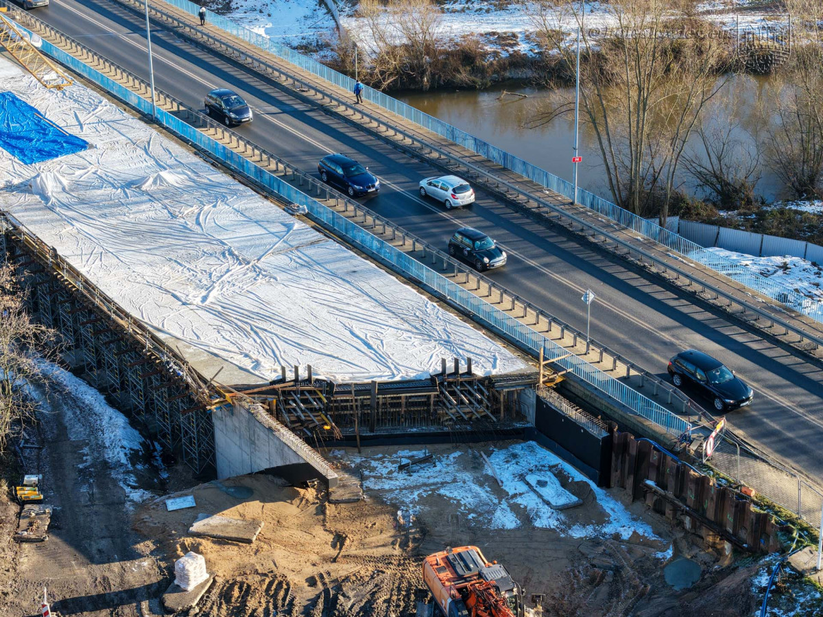 nowy most nad Bobrem po betonowaniu konstrukcji nośnej