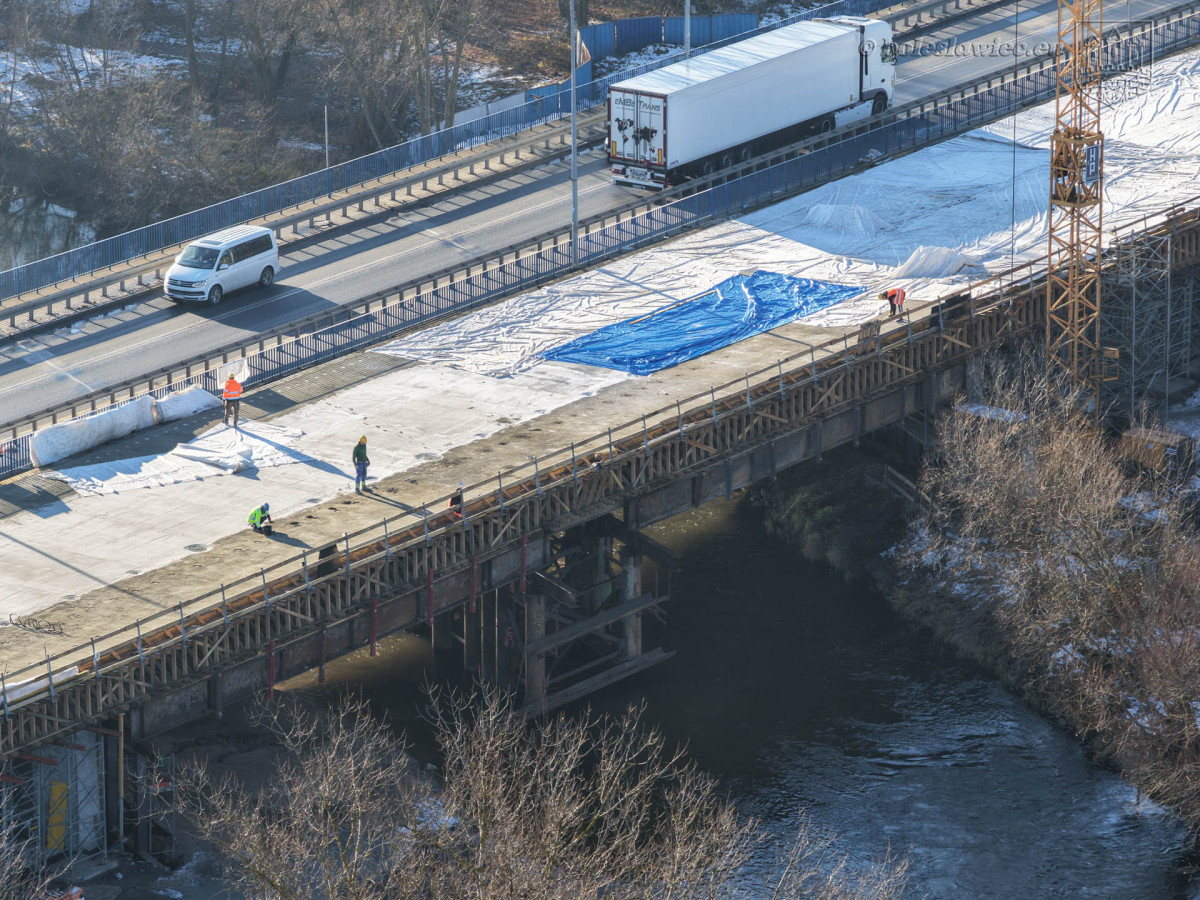 nowy most nad Bobrem po betonowaniu konstrukcji nośnej