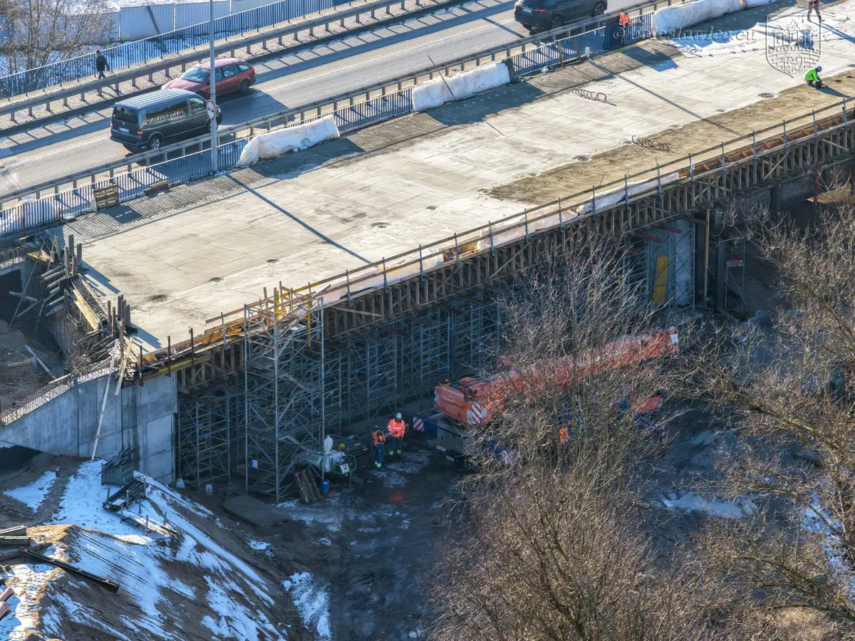 nowy most nad Bobrem po betonowaniu konstrukcji nośnej