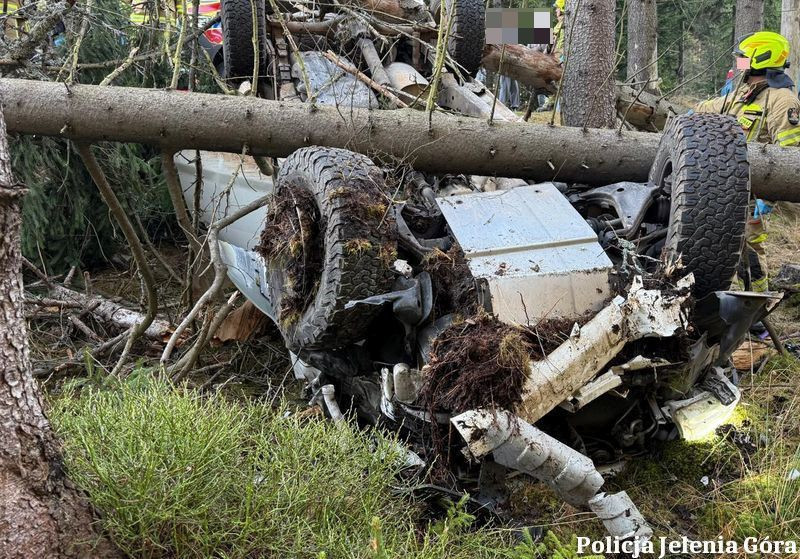 Wpadł w poślizg, ściął dwa drzewa i dachował