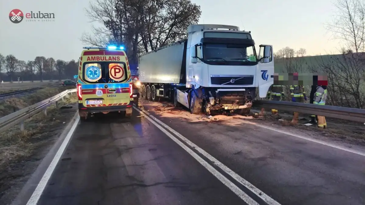 Samochód osobowy zderzył się z ciężarówką