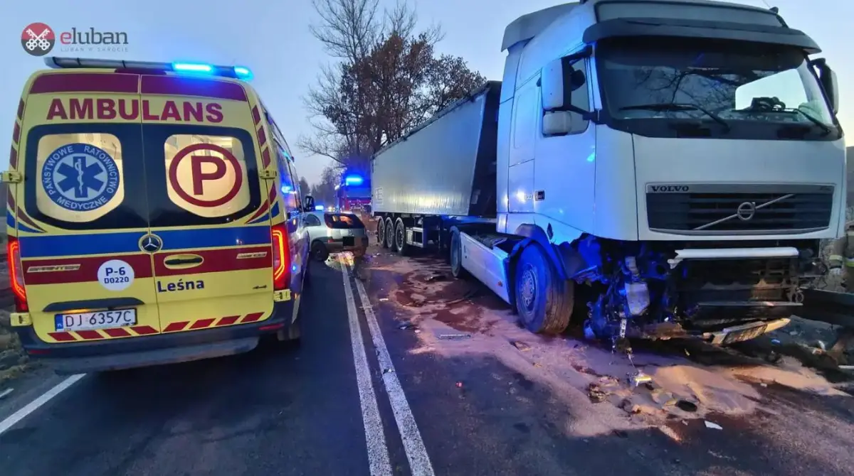 Samochód osobowy zderzył się z ciężarówką