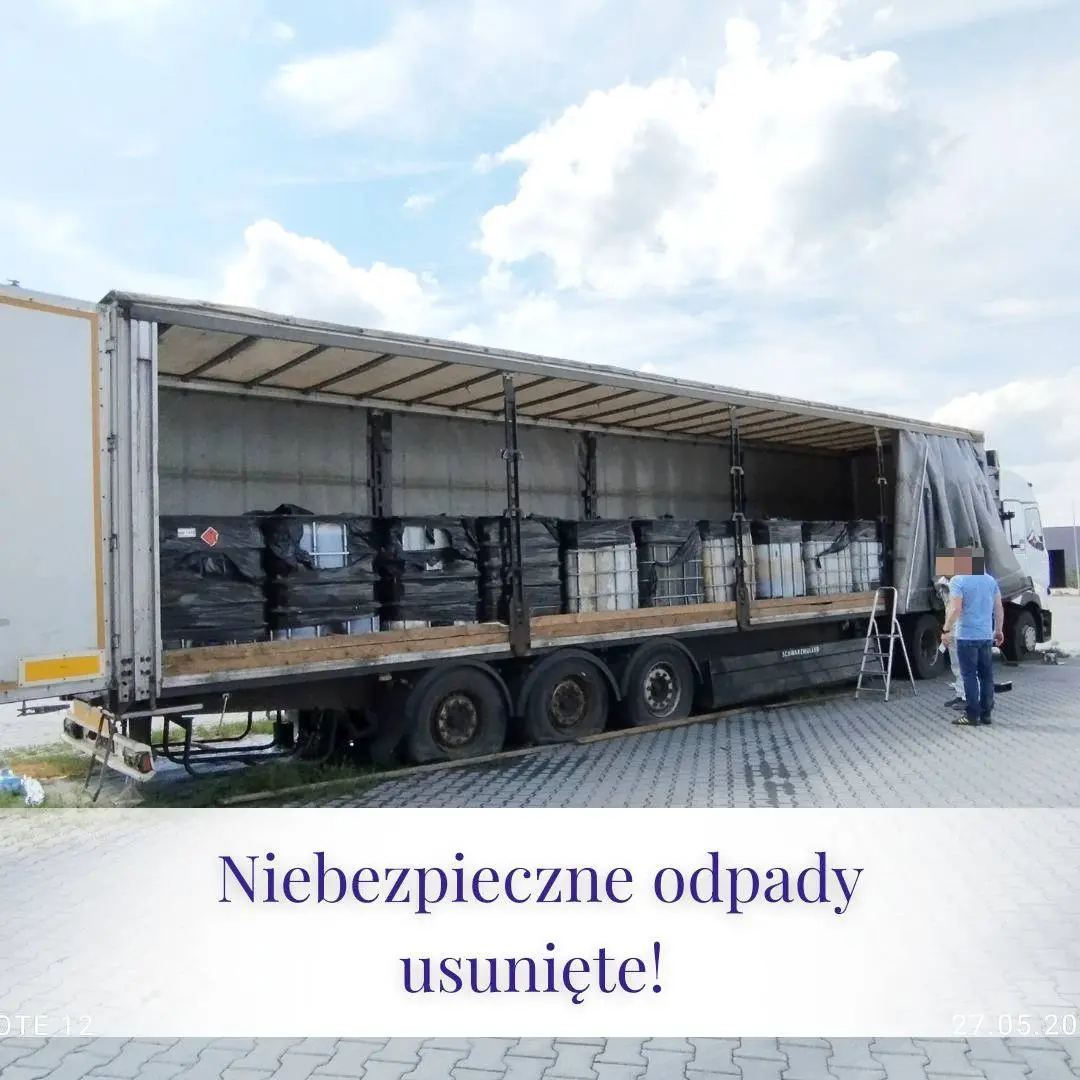 Pozostawiona ciężarówka na parkingu w Łące