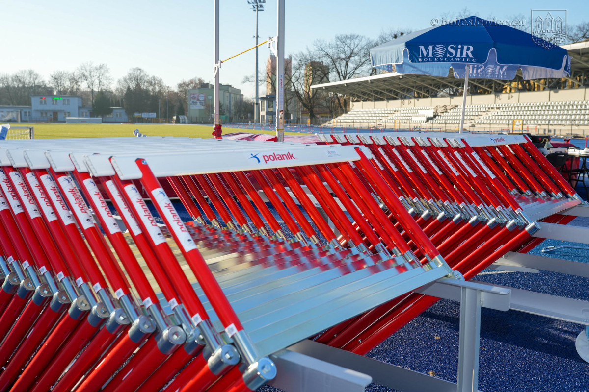 Sprzęt lekkoatletyczny na stadionie w Bolesławcu