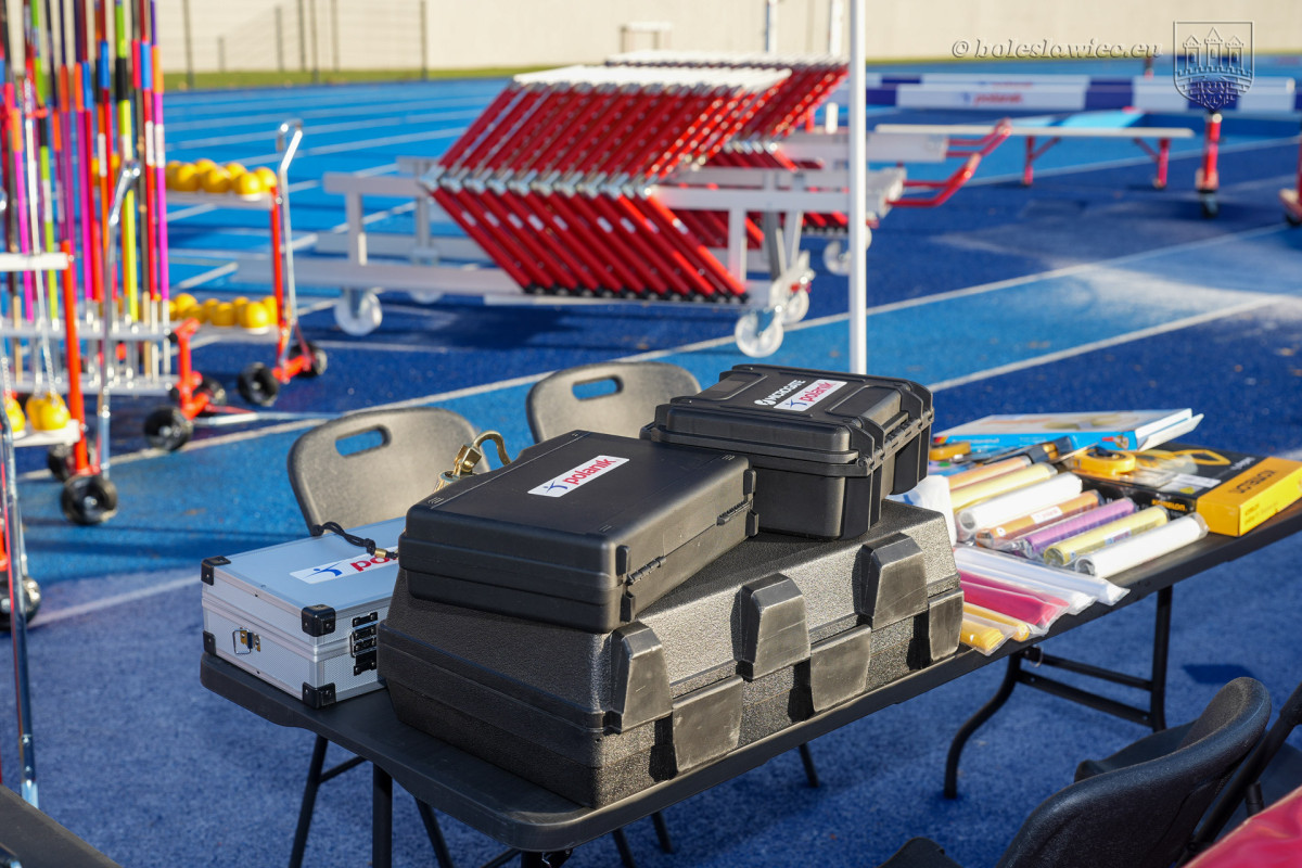Sprzęt lekkoatletyczny na stadionie w Bolesławcu