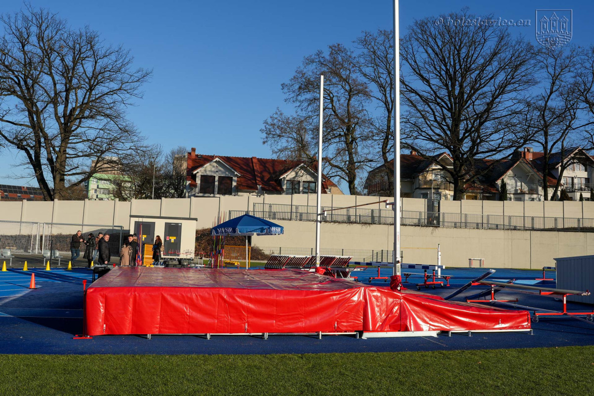 Sprzęt lekkoatletyczny na stadionie w Bolesławcu