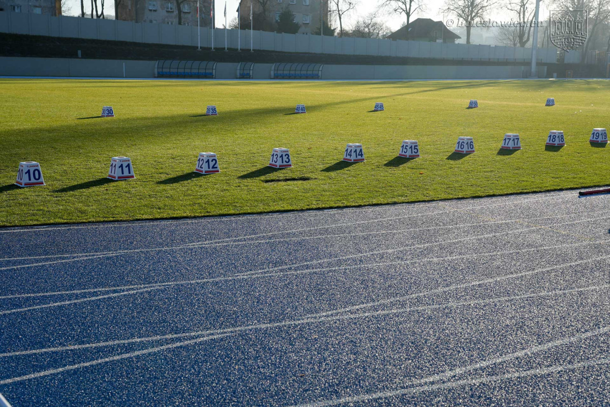 Sprzęt lekkoatletyczny na stadionie w Bolesławcu