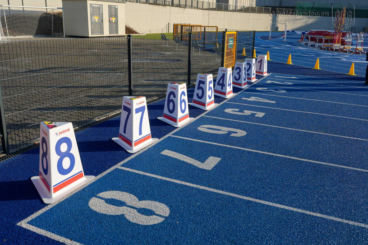 Sprzęt lekkoatletyczny na stadionie w Bolesławcu