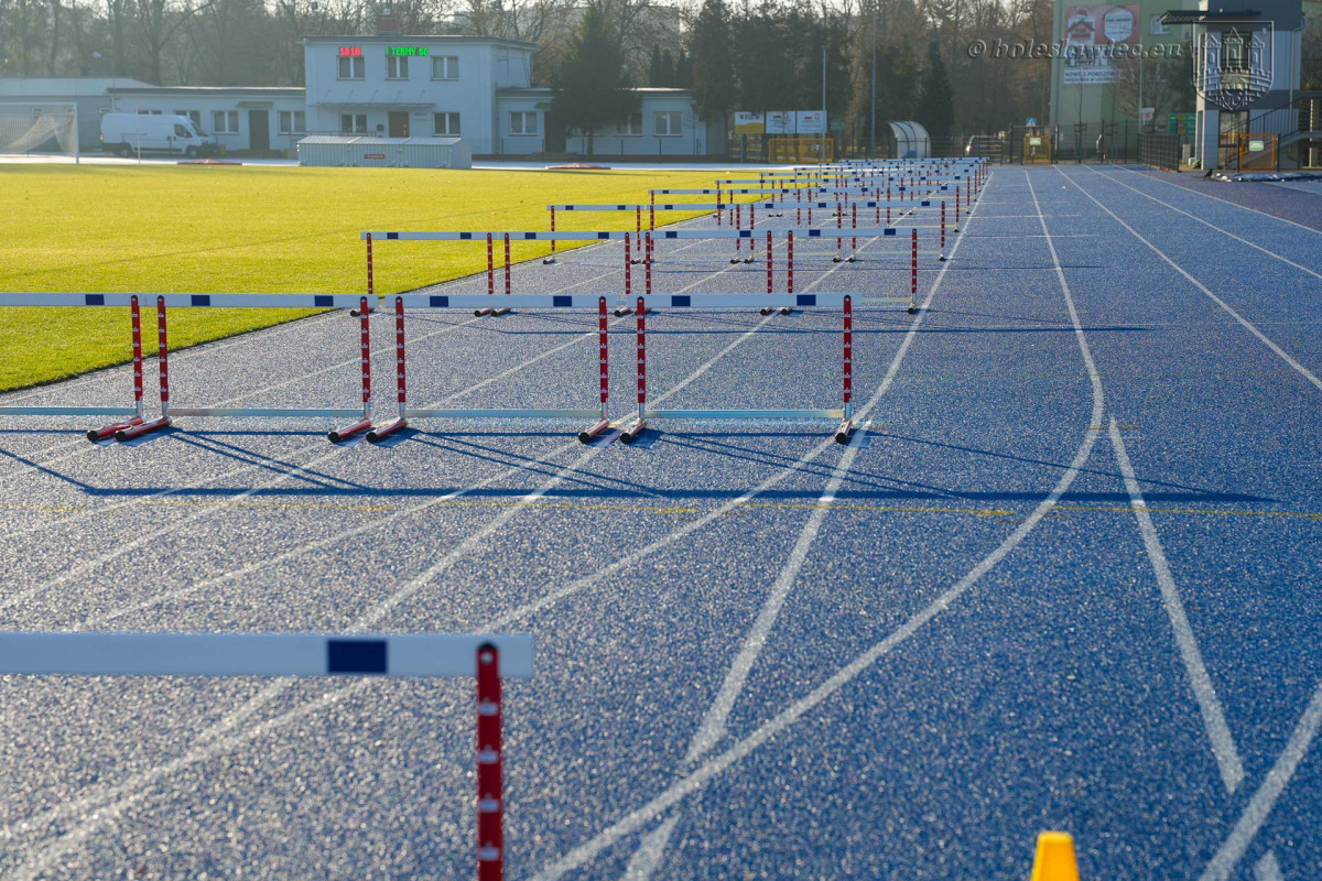 Sprzęt lekkoatletyczny na stadionie w Bolesławcu