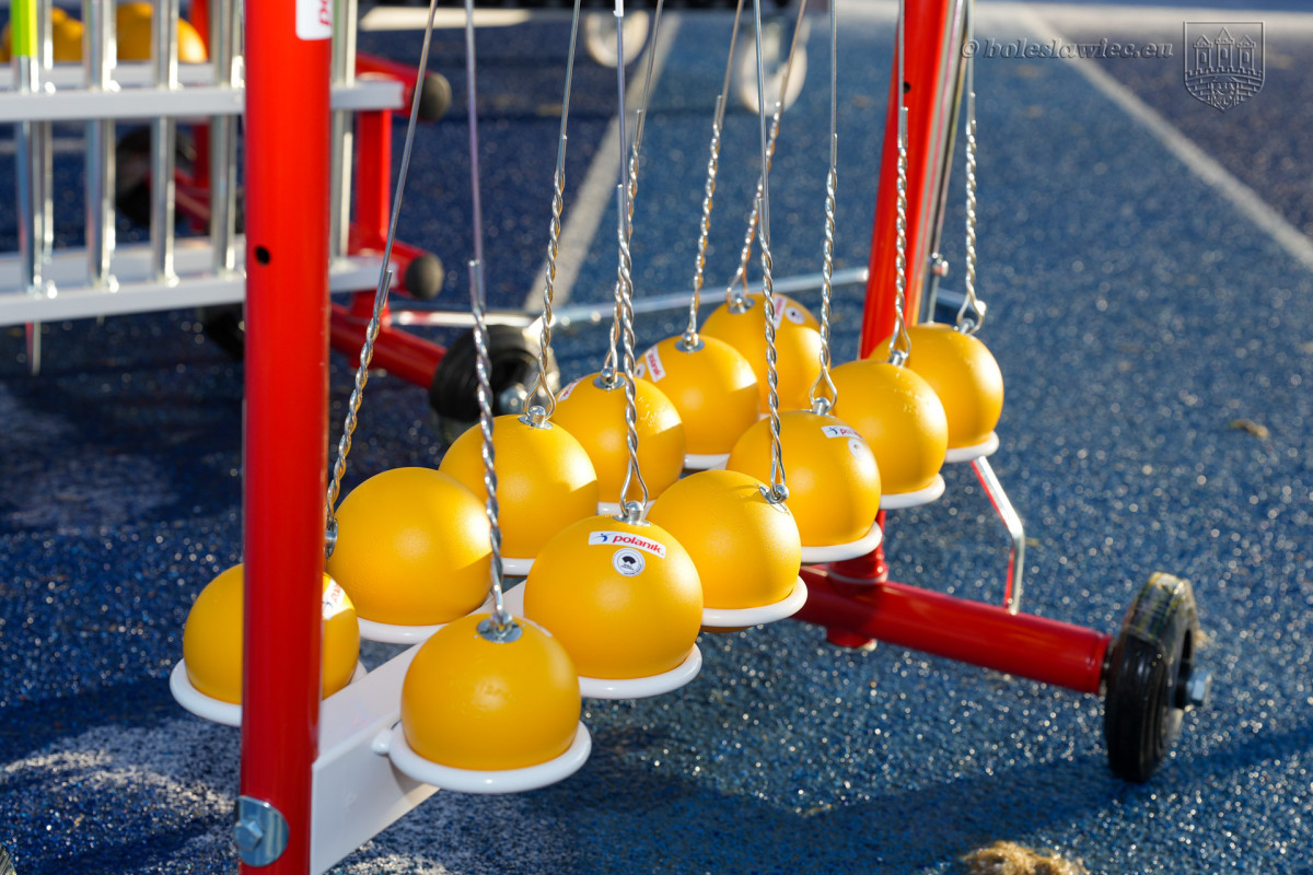 Sprzęt lekkoatletyczny na stadionie w Bolesławcu