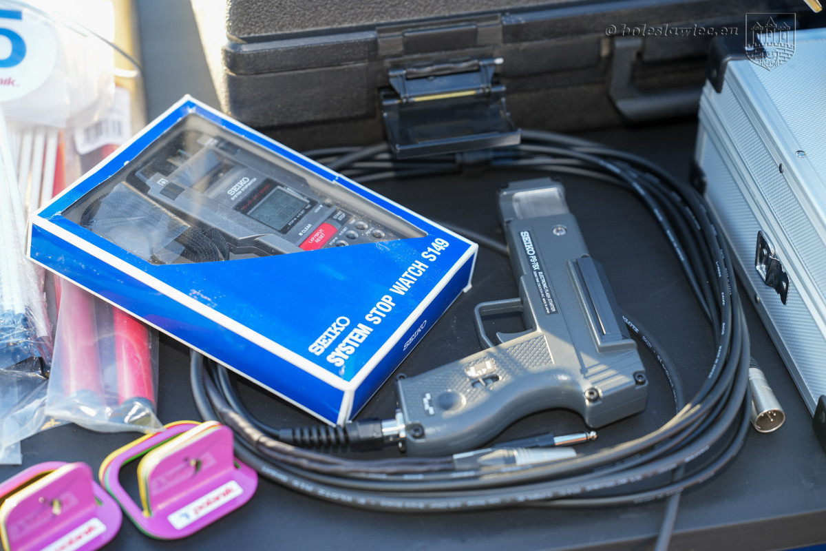 Sprzęt lekkoatletyczny na stadionie w Bolesławcu