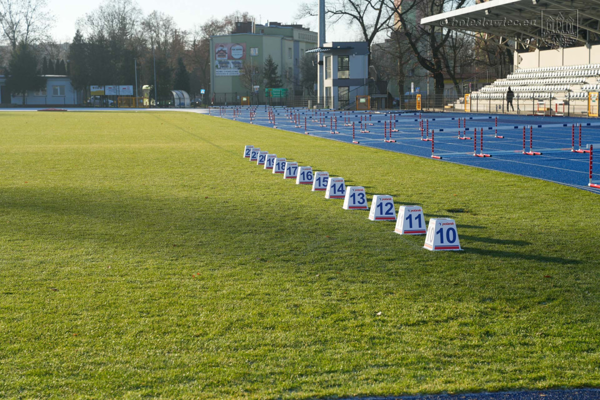 Sprzęt lekkoatletyczny na stadionie w Bolesławcu