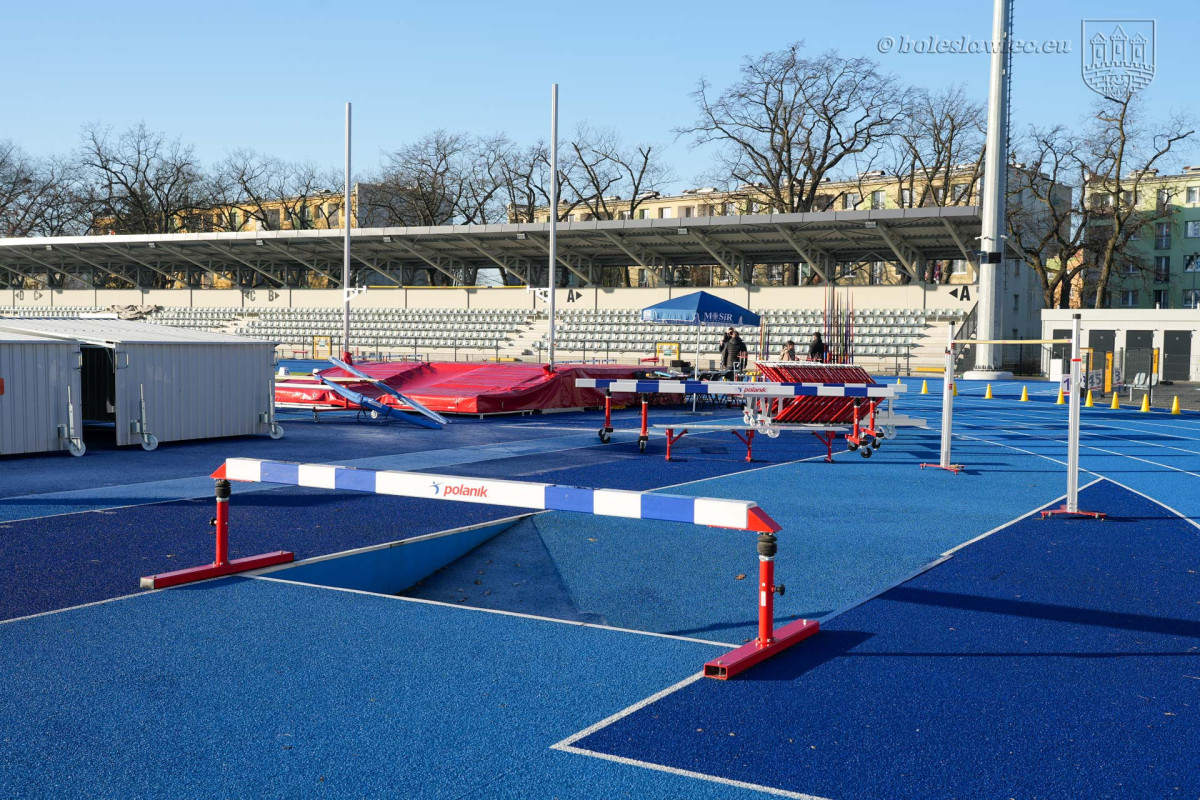 Sprzęt lekkoatletyczny na stadionie w Bolesławcu
