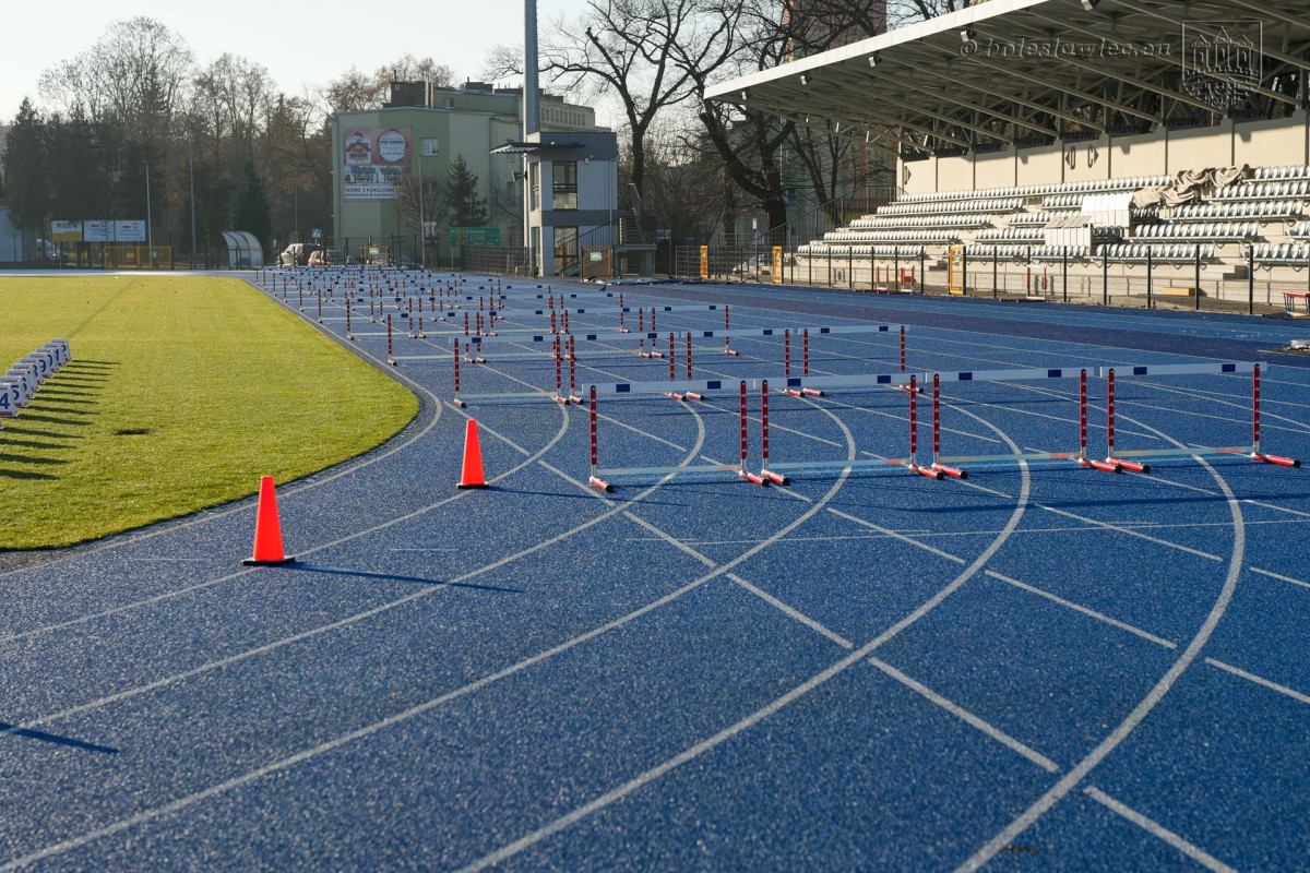 Sprzęt lekkoatletyczny na stadionie w Bolesławcu