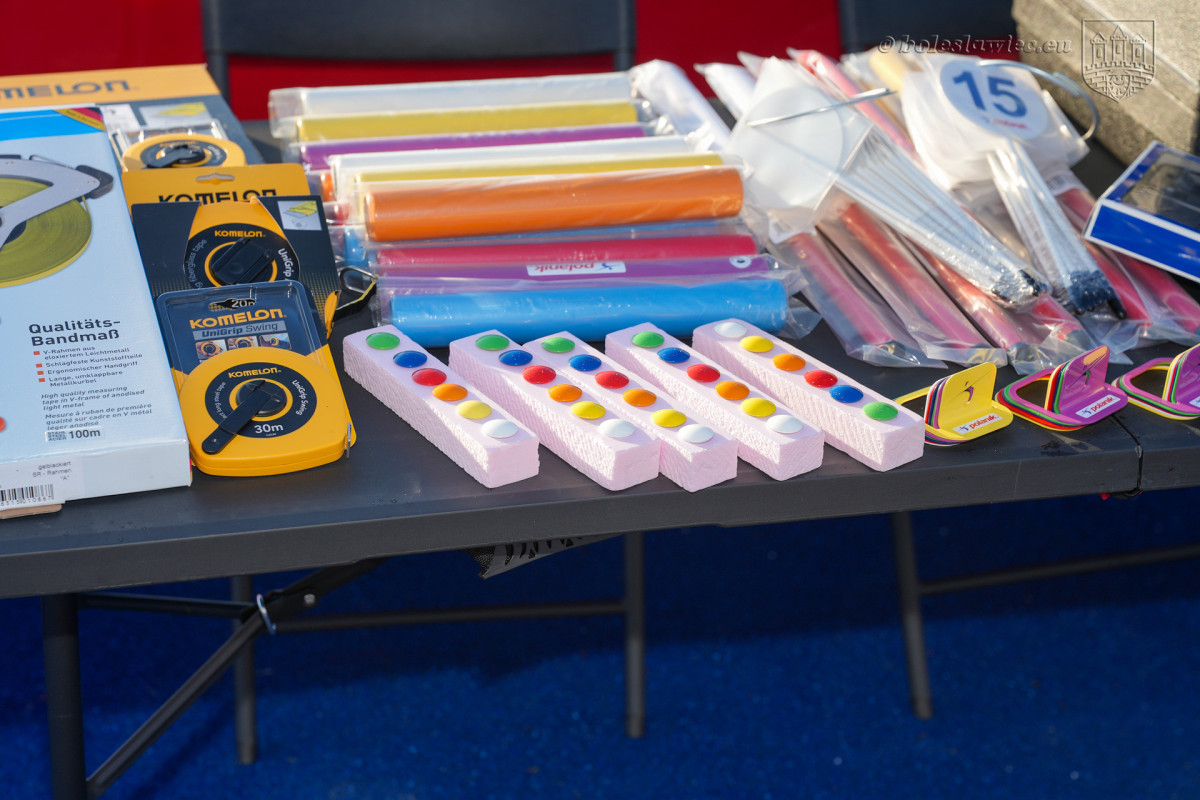 Sprzęt lekkoatletyczny na stadionie w Bolesławcu