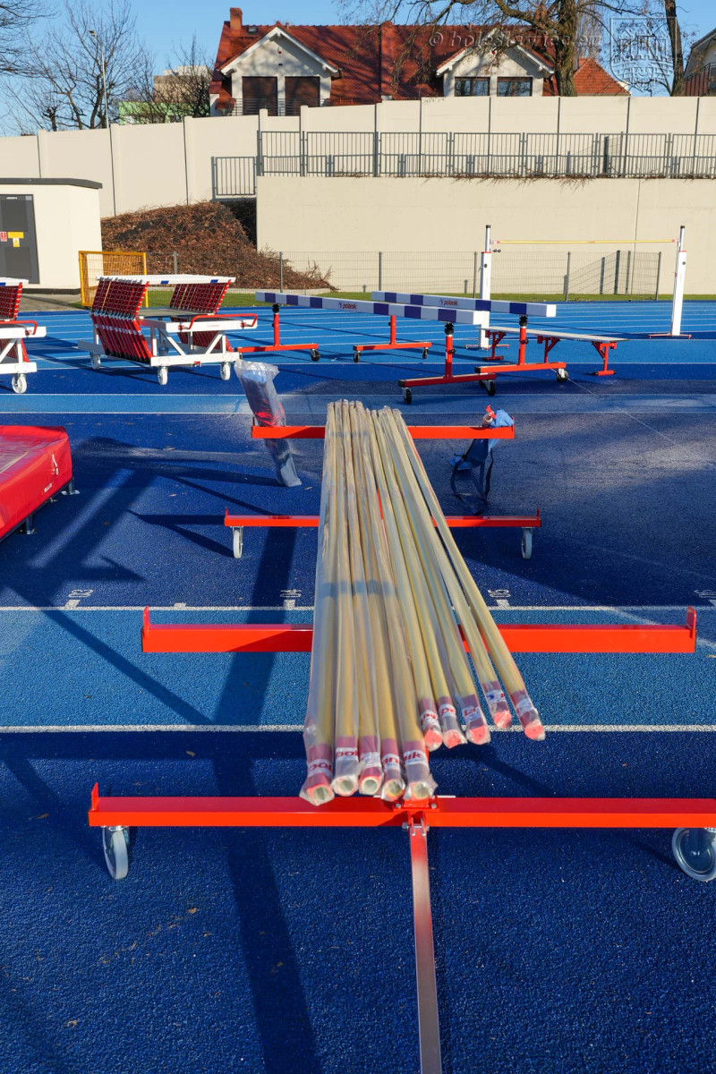 Sprzęt lekkoatletyczny na stadionie w Bolesławcu