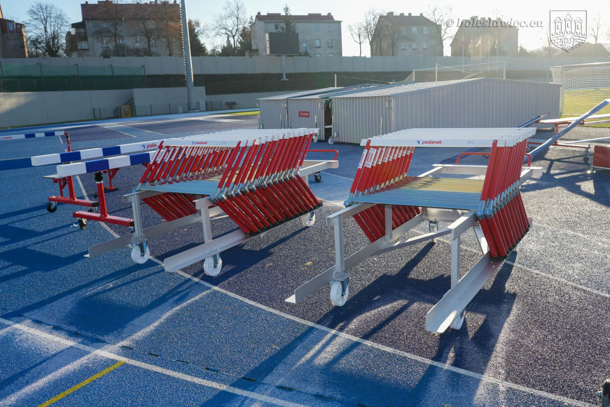 Sprzęt lekkoatletyczny na stadionie w Bolesławcu