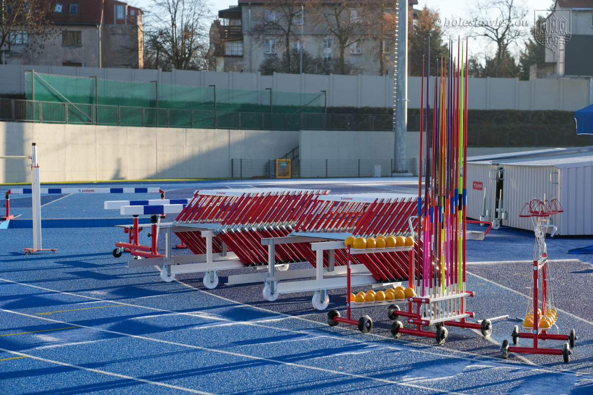 Sprzęt lekkoatletyczny na stadionie w Bolesławcu