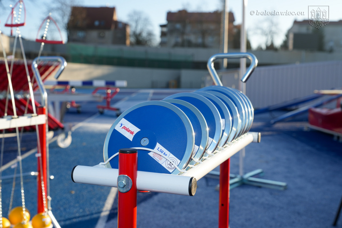Sprzęt lekkoatletyczny na stadionie w Bolesławcu