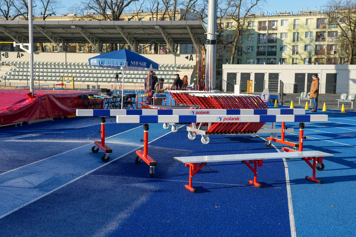 Sprzęt lekkoatletyczny na stadionie w Bolesławcu