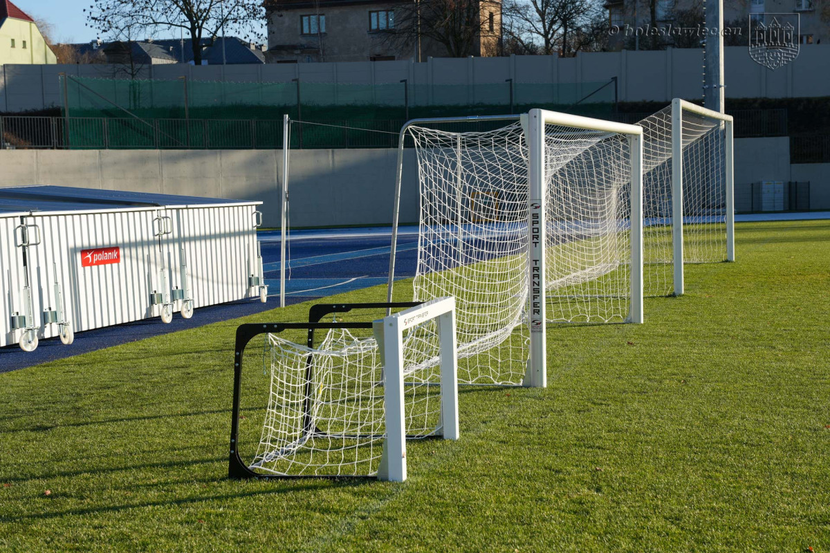 Sprzęt lekkoatletyczny na stadionie w Bolesławcu