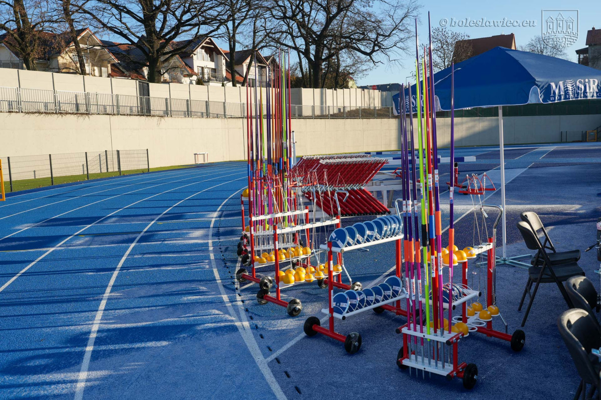 Sprzęt lekkoatletyczny na stadionie w Bolesławcu