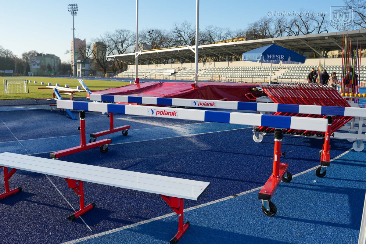 Sprzęt lekkoatletyczny na stadionie w Bolesławcu