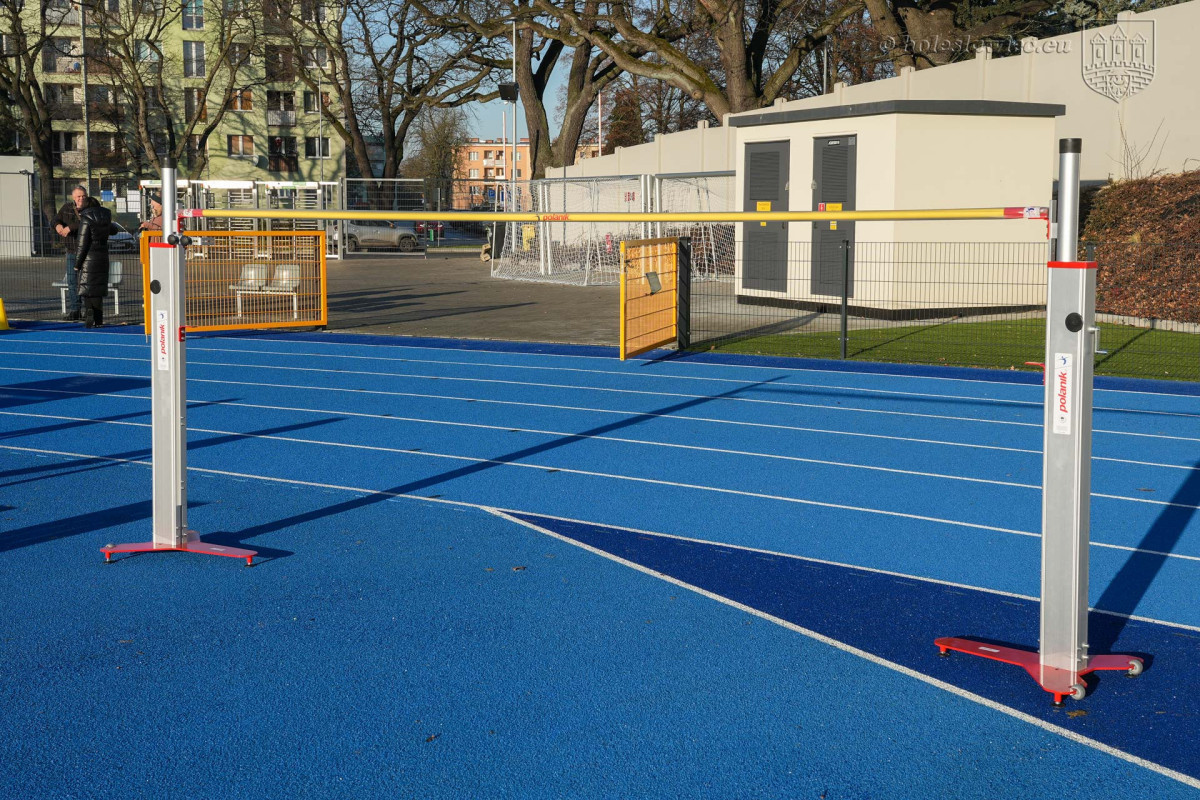 Sprzęt lekkoatletyczny na stadionie w Bolesławcu