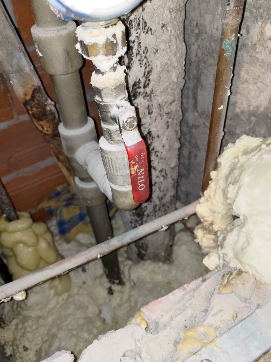 Instalacje w mieszkaniach lokatorów. Puste przestrzenie wypełniono pianką