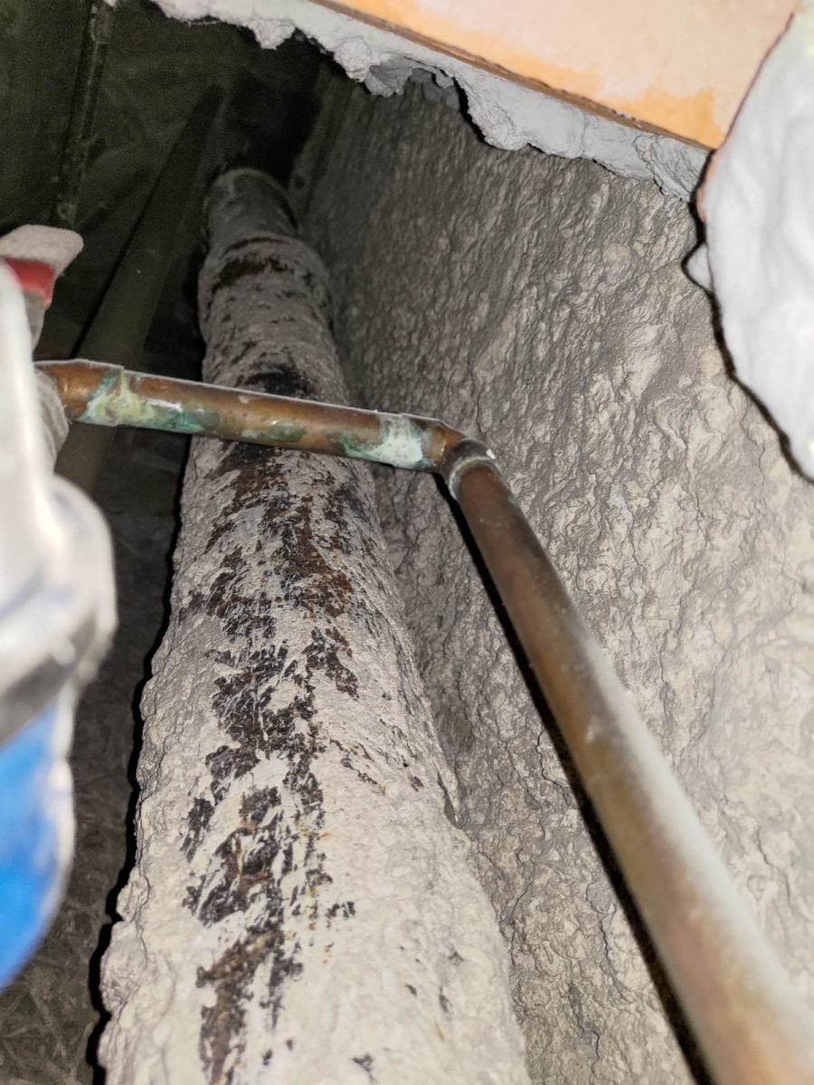 Instalacje w mieszkaniach lokatorów. Puste przestrzenie wypełniono pianką