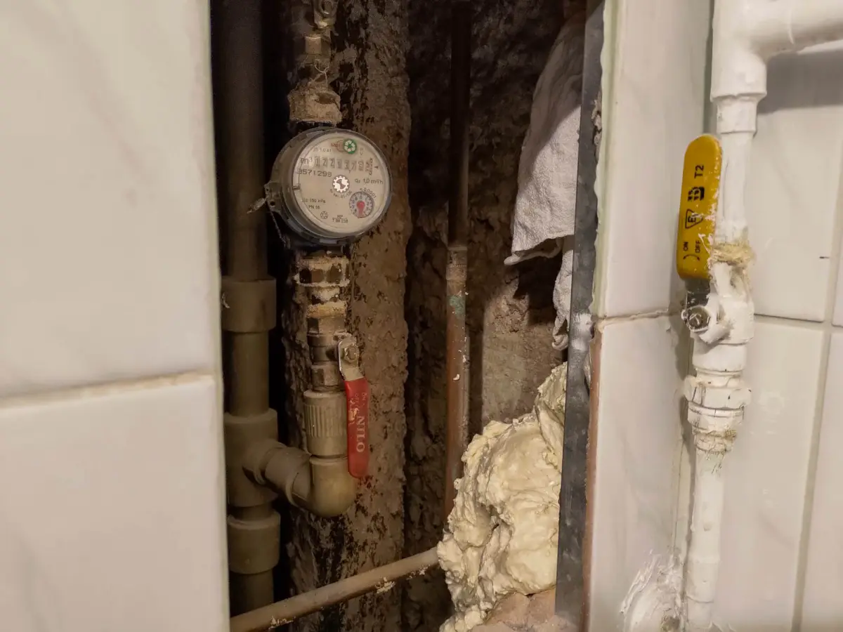 Instalacje w mieszkaniach lokatorów. Puste przestrzenie wypełniono pianką