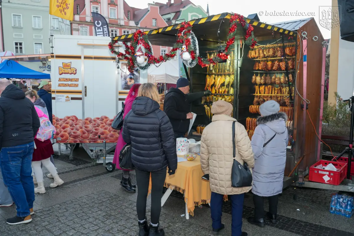 Gwiazdka życzliwości i jarmark na bolesławieckim rynku 2025 r.