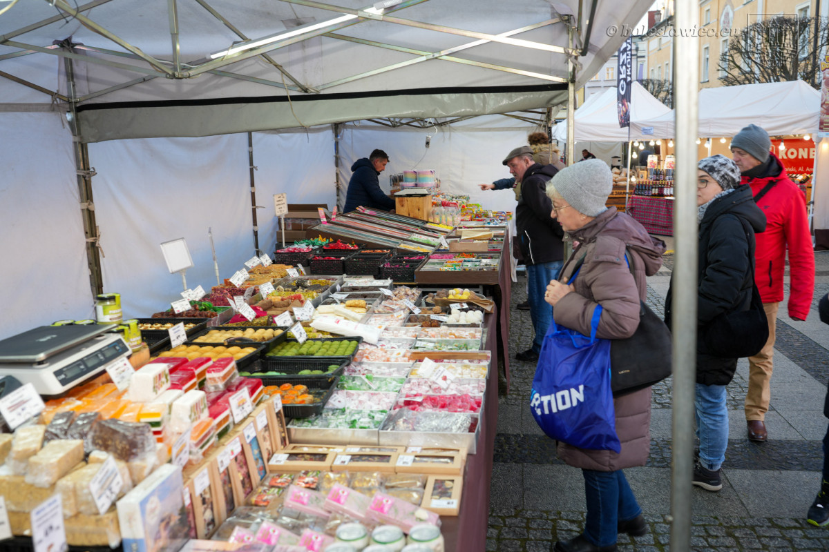 Gwiazdka życzliwości i jarmark na bolesławieckim rynku 2025 r.