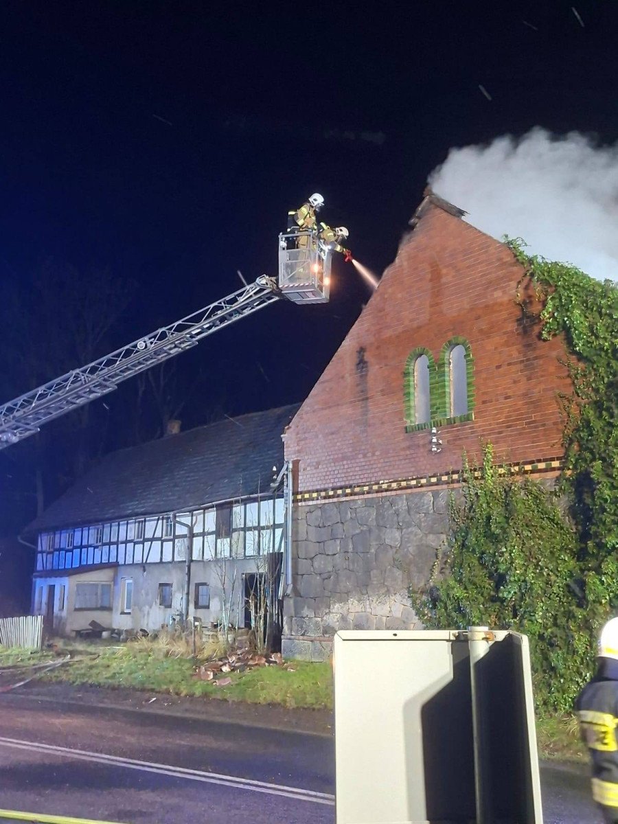 Nocny pożar budynku w Nowogrodźcu