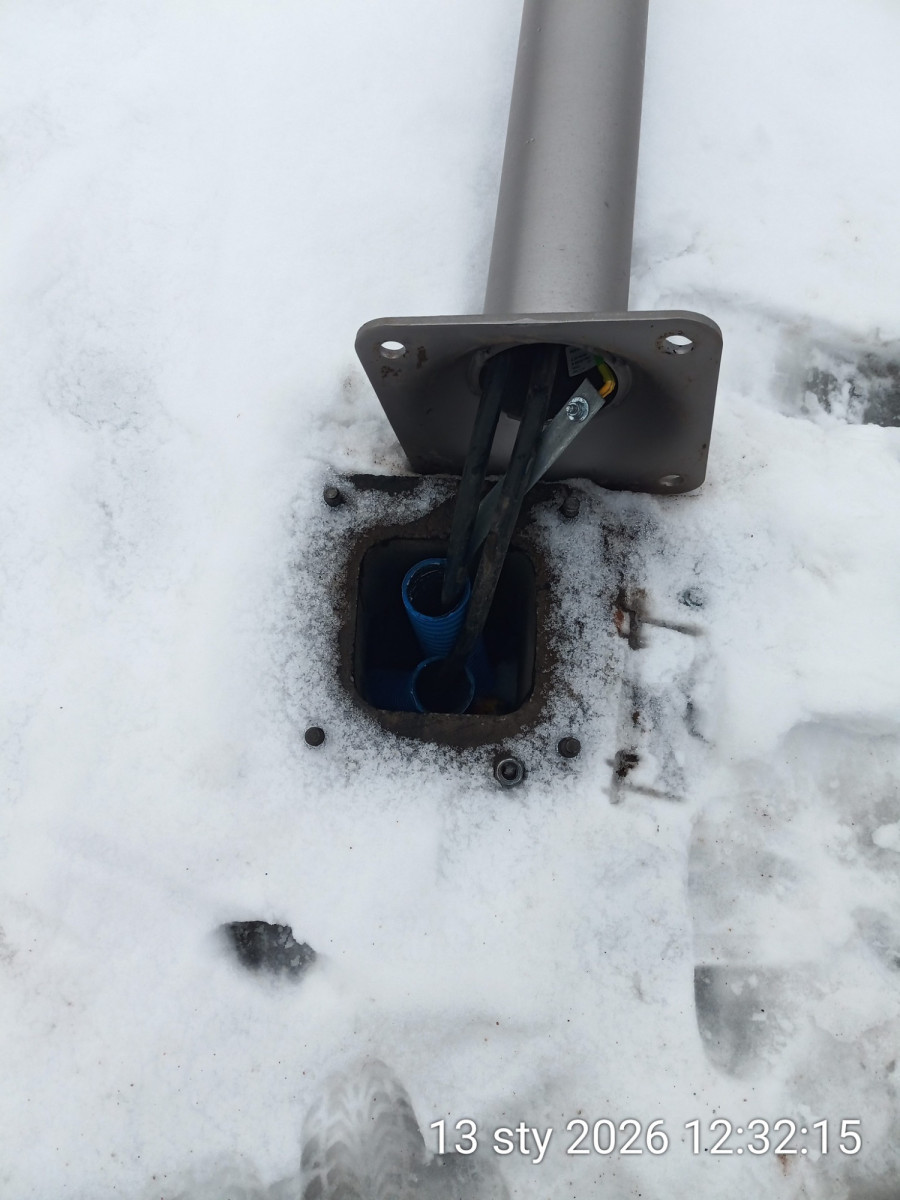 Zdemolowane latarnie