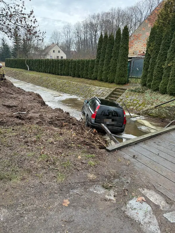 Auto w rzece