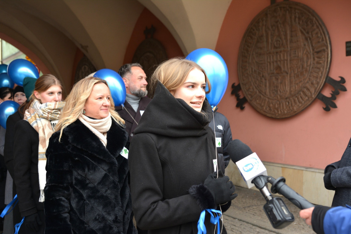 100 dni do matury w Bolesławcu! Maturzyści zatańczyli poloneza w Rynku