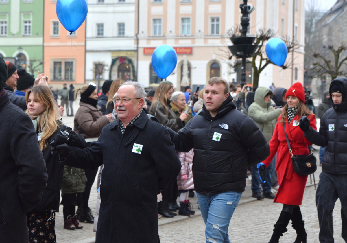 100 dni do matury w Bolesławcu! Maturzyści zatańczyli poloneza w Rynku