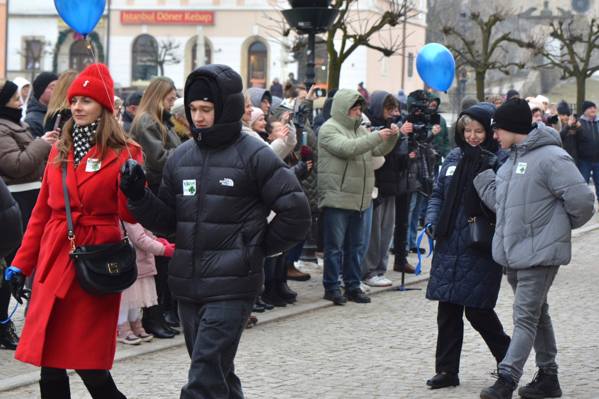 100 dni do matury w Bolesławcu! Maturzyści zatańczyli poloneza w Rynku
