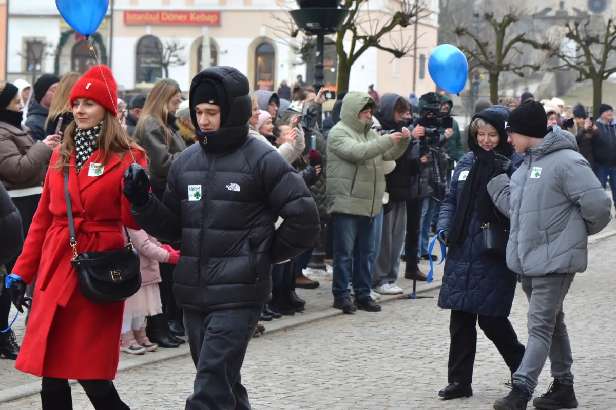 100 dni do matury w Bolesławcu! Maturzyści zatańczyli poloneza w Rynku
