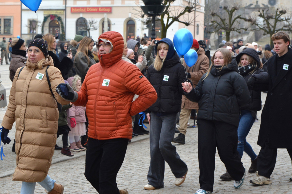 100 dni do matury w Bolesławcu! Maturzyści zatańczyli poloneza w Rynku