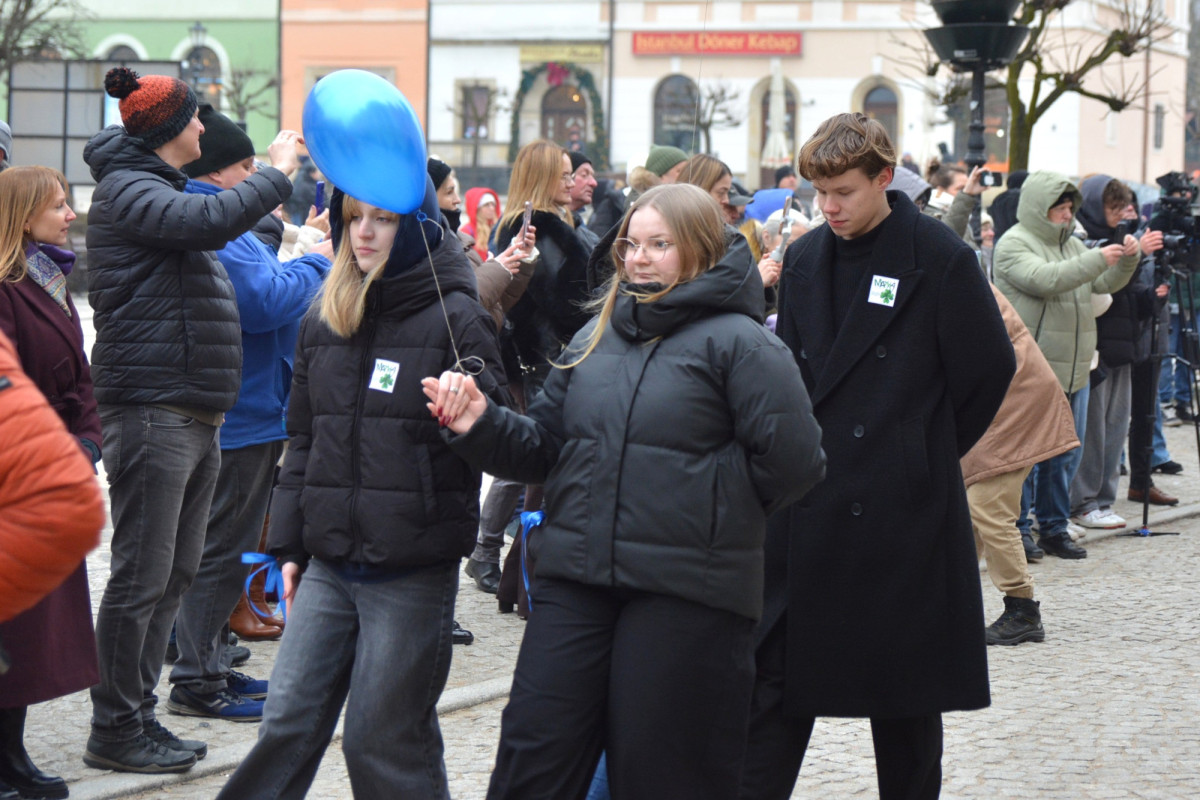 100 dni do matury w Bolesławcu! Maturzyści zatańczyli poloneza w Rynku
