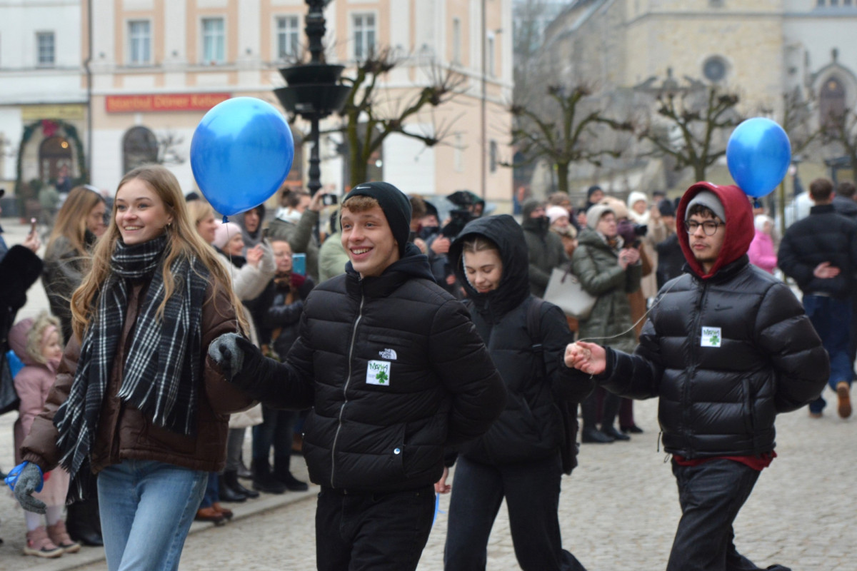 100 dni do matury w Bolesławcu! Maturzyści zatańczyli poloneza w Rynku