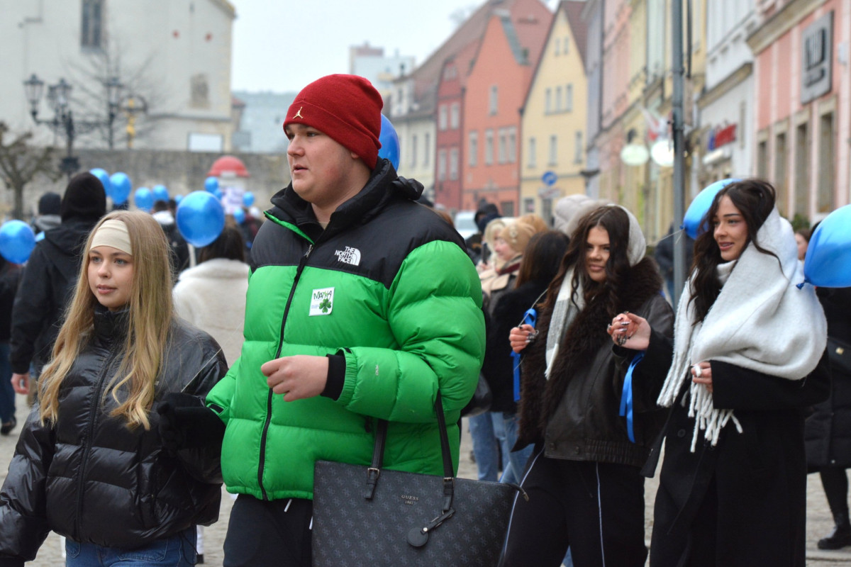 100 dni do matury w Bolesławcu! Maturzyści zatańczyli poloneza w Rynku