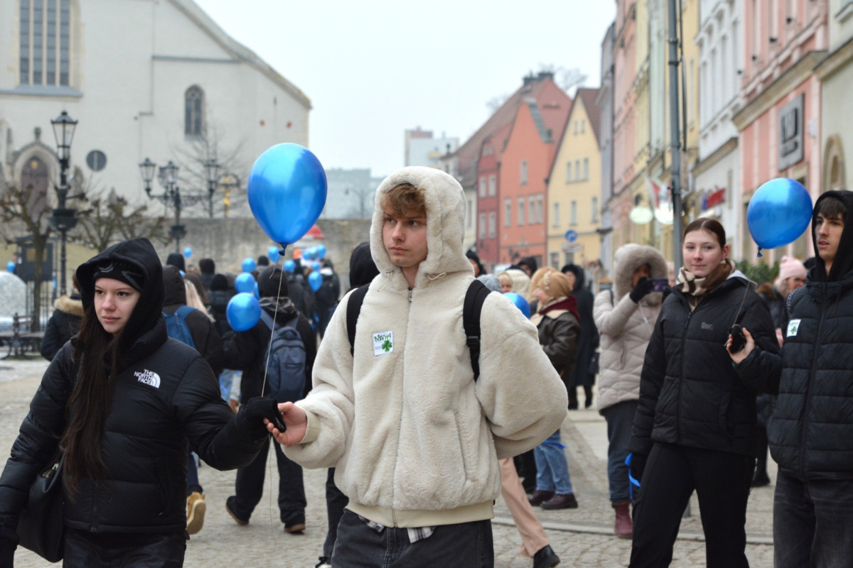 100 dni do matury w Bolesławcu! Maturzyści zatańczyli poloneza w Rynku