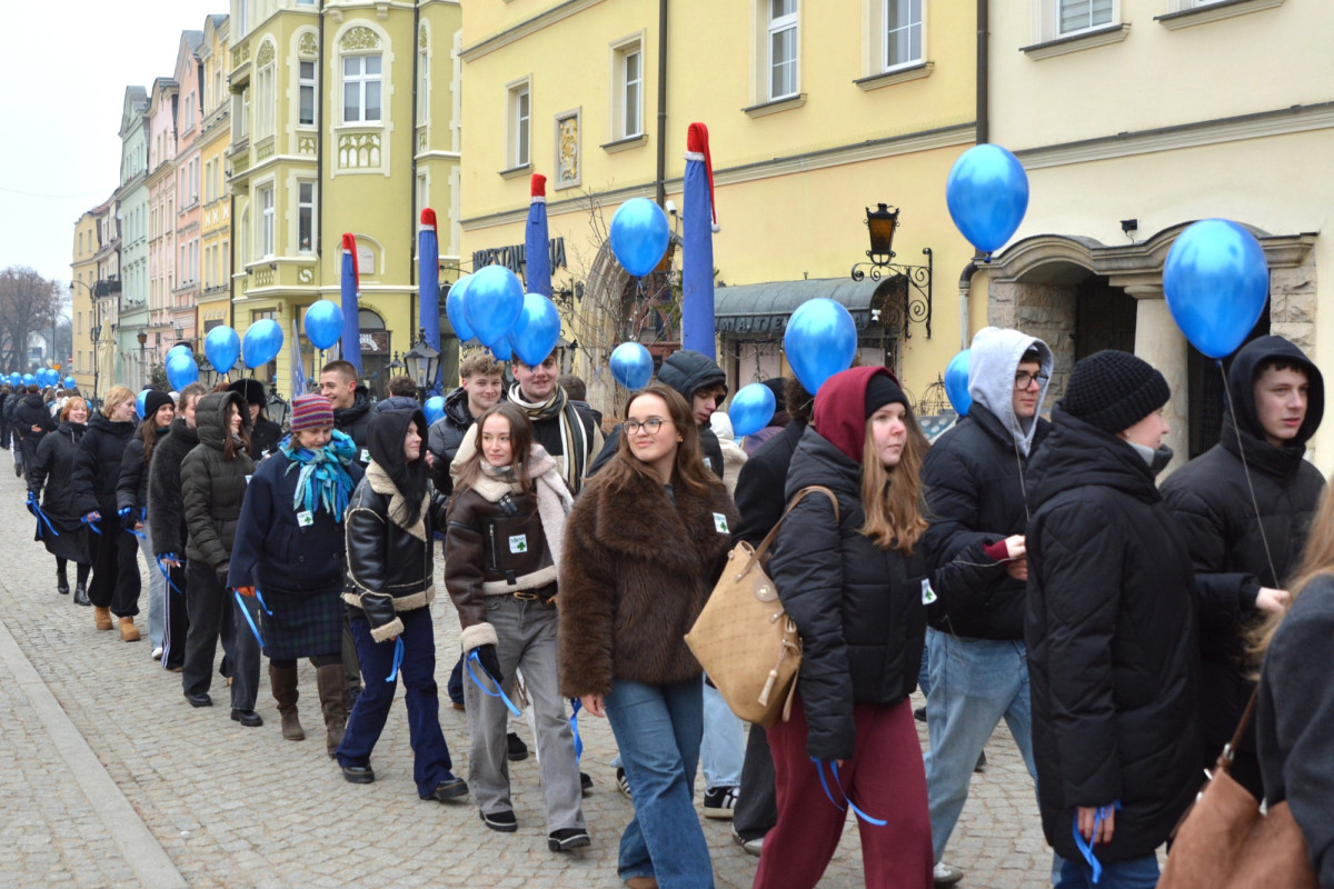 100 dni do matury w Bolesławcu! Maturzyści zatańczyli poloneza w Rynku