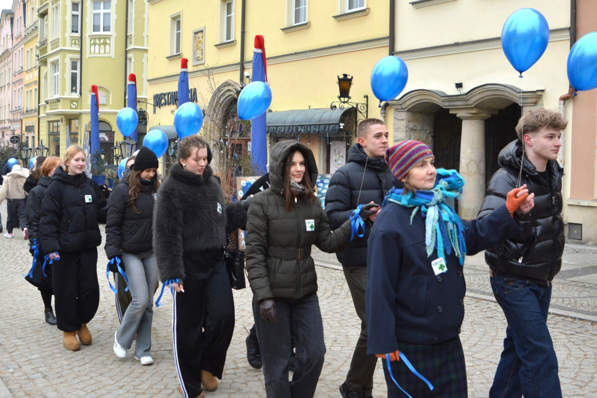 100 dni do matury w Bolesławcu! Maturzyści zatańczyli poloneza w Rynku